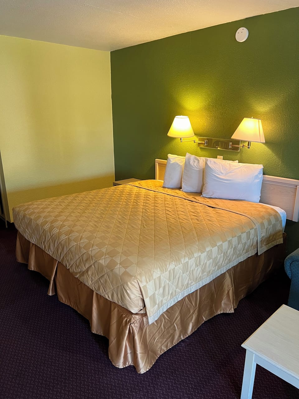 Standard Room, 1 King Bed, Non Smoking | Bed sheets