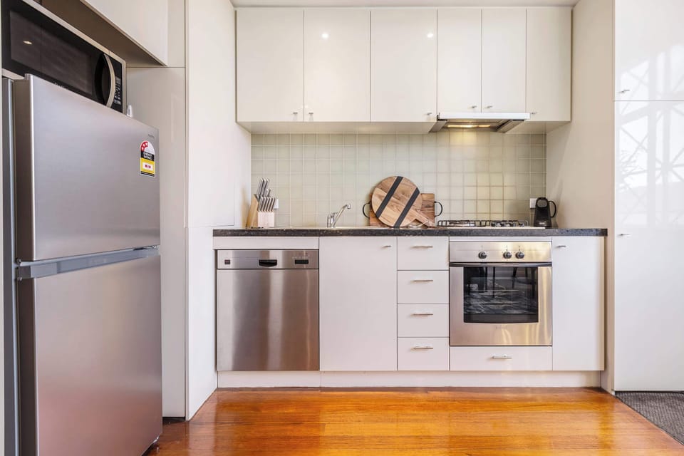 FIFTH AVENUE: Fully equipped and functional wall kitchen