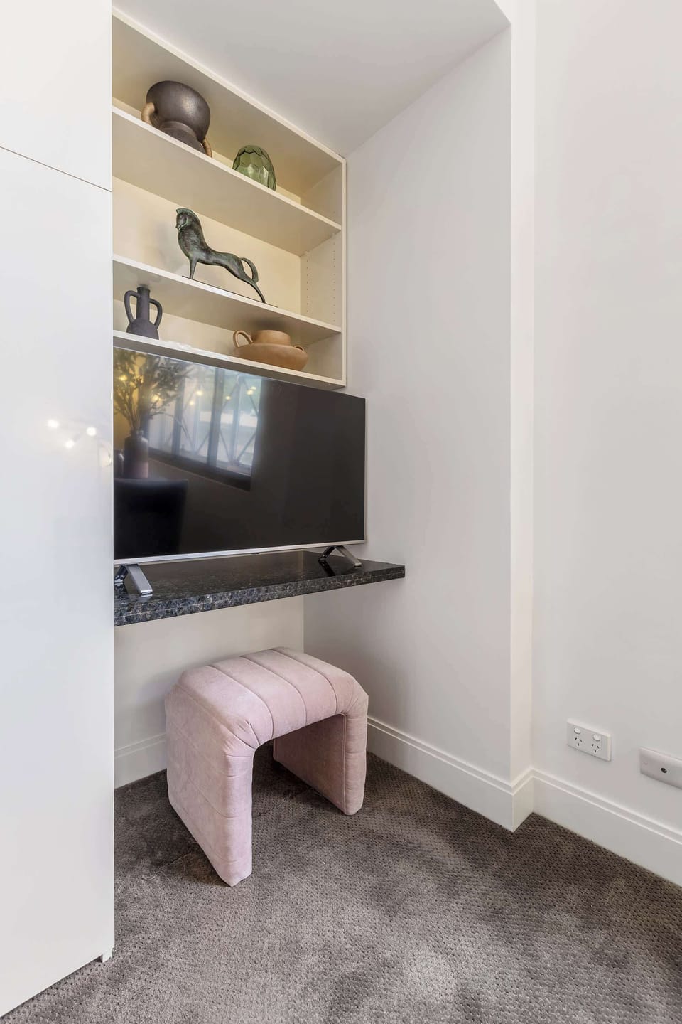 FIFTH AVENUE: Smart TV with streaming capabilities