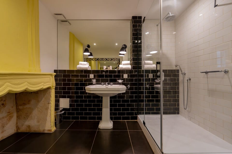 Premium Suite, Ensuite (à l'italienne) | Bathroom | Shower, rainfall showerhead, hair dryer, towels