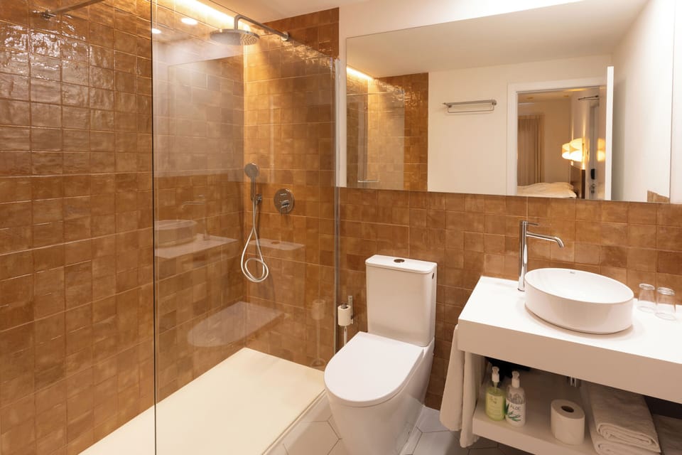 Double Room, Balcony | Bathroom | Free toiletries, hair dryer, bidet, towels