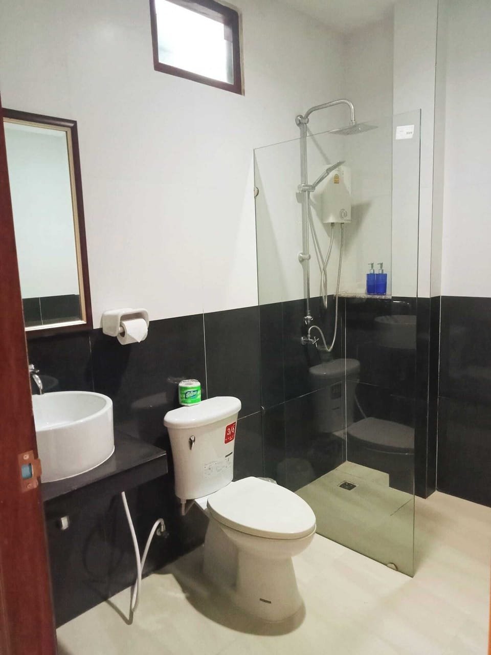 Deluxe Pool View | Bathroom | Shower, rainfall showerhead, free toiletries, hair dryer
