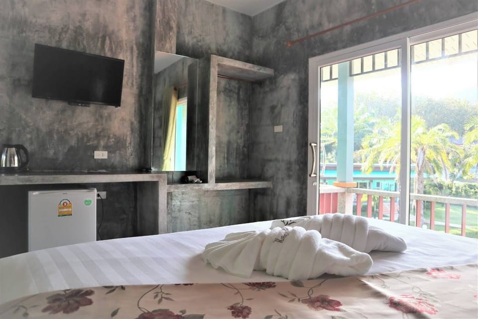 Minibar, blackout drapes, free WiFi, bed sheets