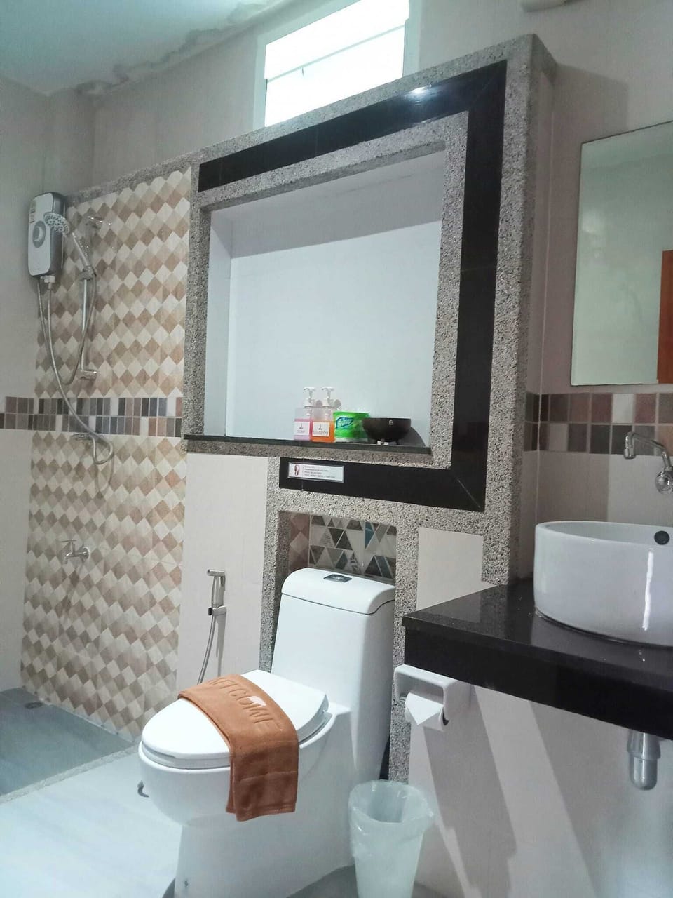 Shower, rainfall showerhead, free toiletries, hair dryer