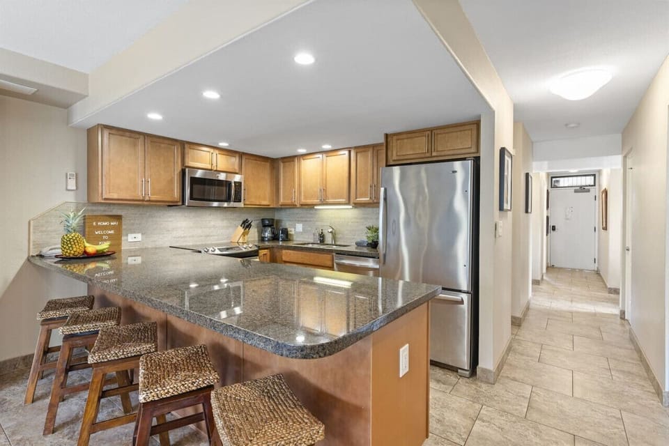 Full Kitchen with dining area