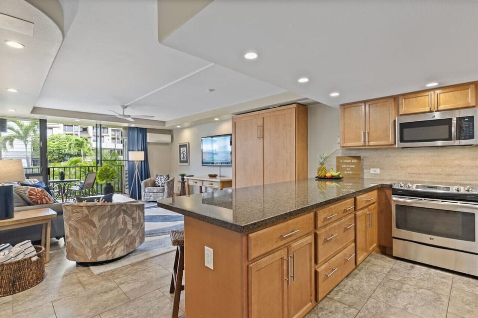 Full Kitchen with dining area