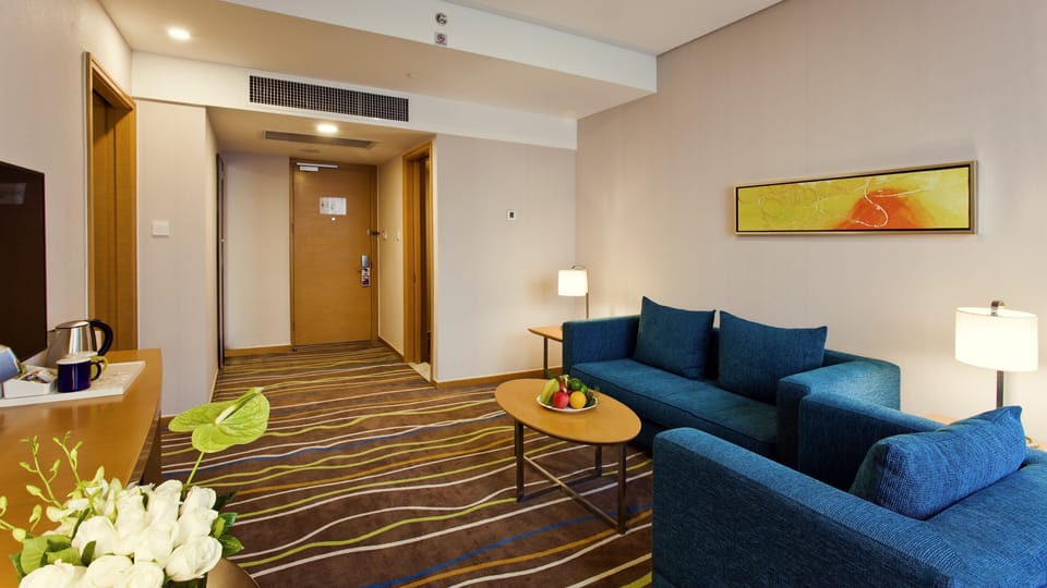 Suite, 1 Bedroom | Minibar, in-room safe, desk, blackout drapes