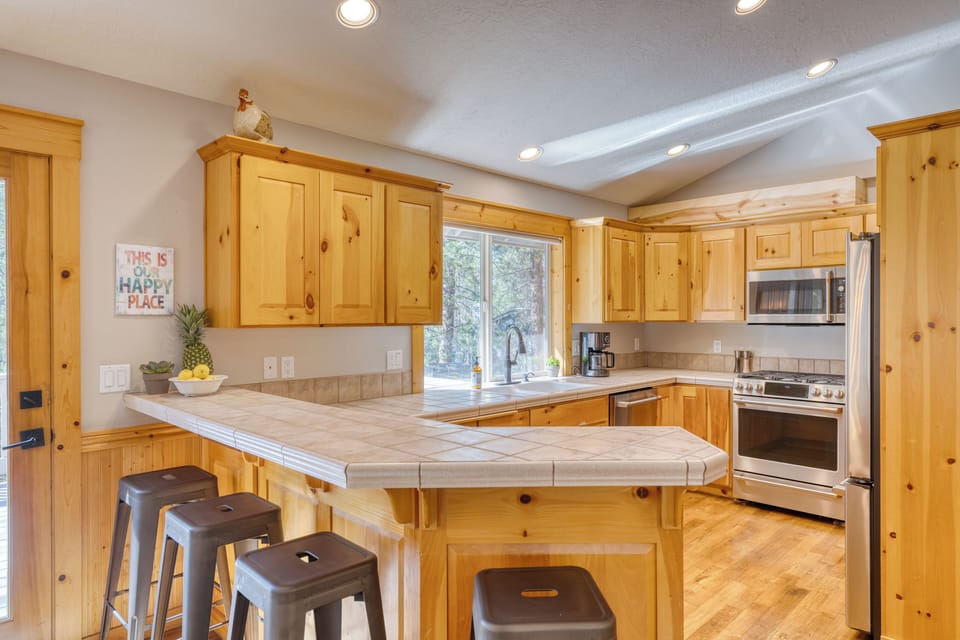 Enjoy casual dining and conversations at the kitchen counter.