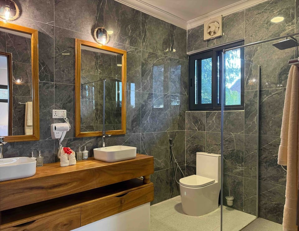 Villa | Bathroom | Shower, rainfall showerhead, free toiletries, hair dryer