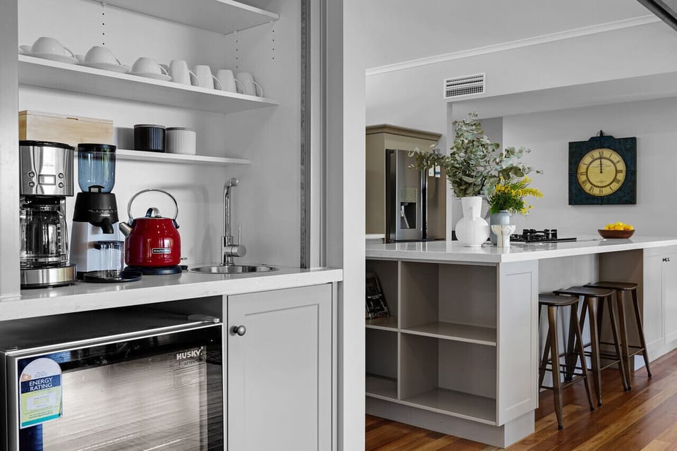 Breakfast Bar and Wine Fridge
