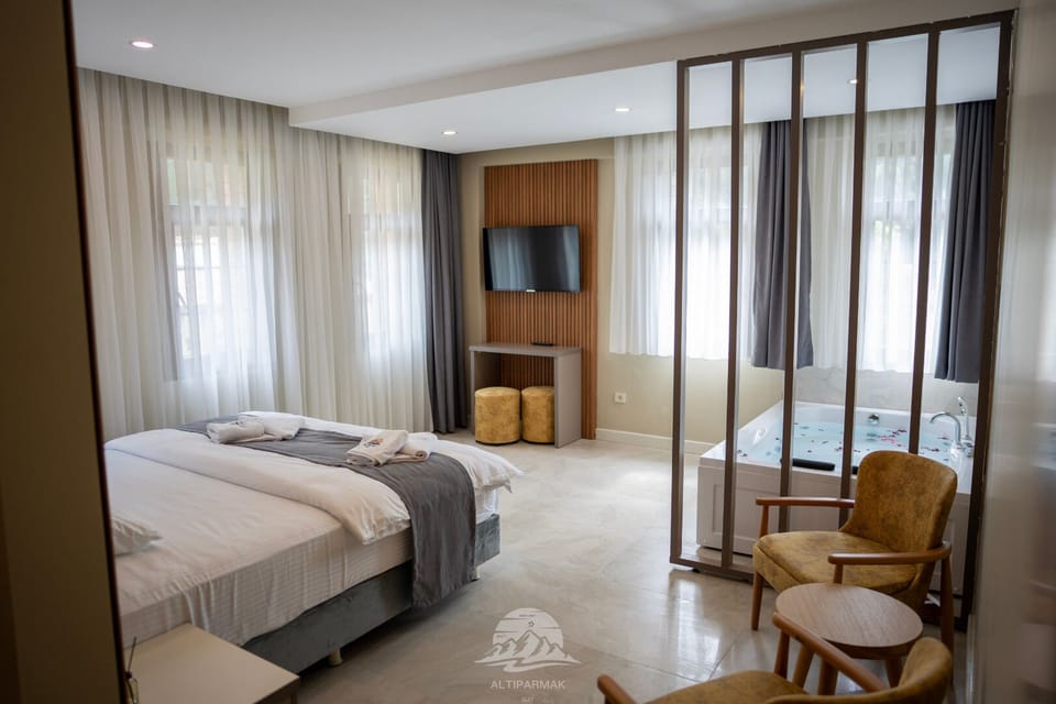Comfort Room | Desk, soundproofing, free WiFi, wheelchair access