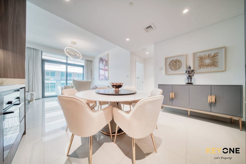 Deluxe Apartment, Balcony, Sea View | In-room dining