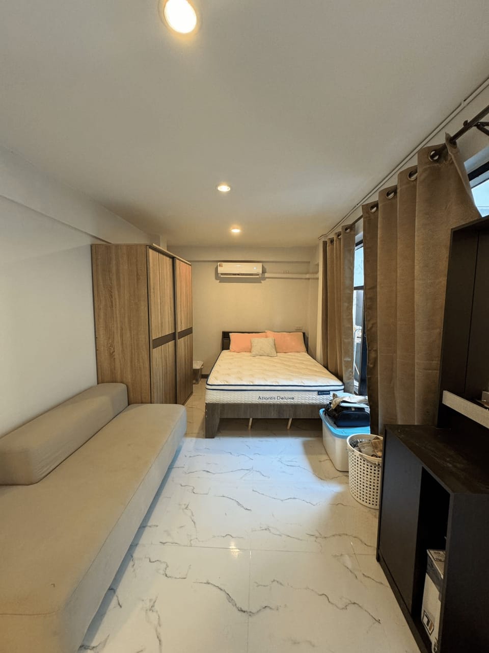 Basic Room, 1 Queen Bed | Premium bedding, pillowtop beds, individually decorated