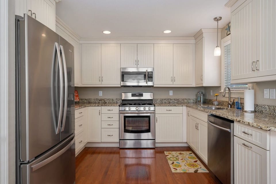 14-web-or-mls-406-Flip-Floppin-TL-Kitchen-V2