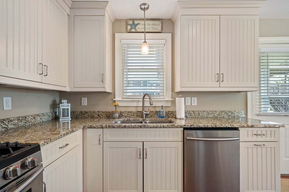 15-web-or-mls-406-Flip-Floppin-TL-Kitchen-V3