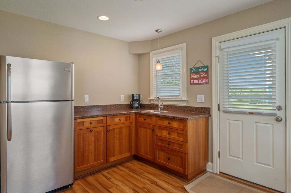 31-web-or-mls-406-Flip-Floppin-BL-Wet-Bar