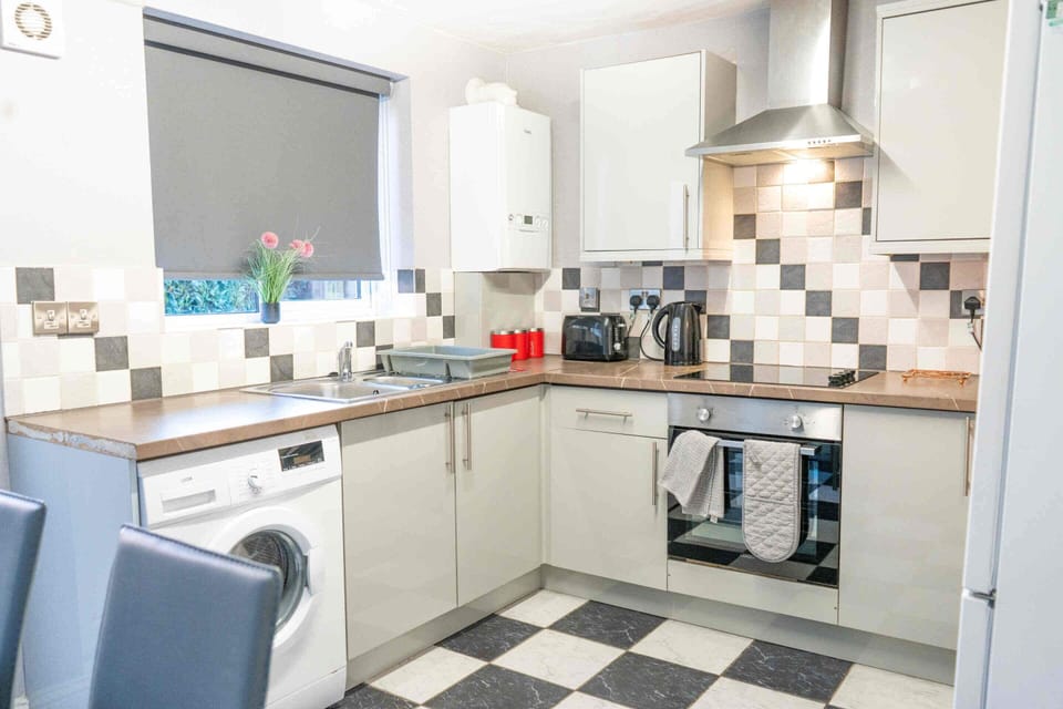 Comfort House, Private Bathroom | Shared kitchen | Full-size fridge, microwave, oven, stovetop