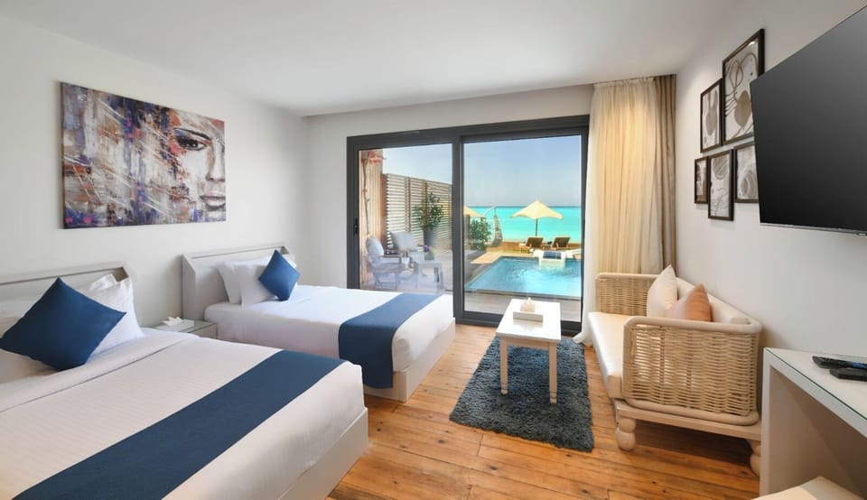 Deluxe Room, 1 Bedroom, Balcony, Sea View | Minibar, in-room safe, blackout drapes, soundproofing