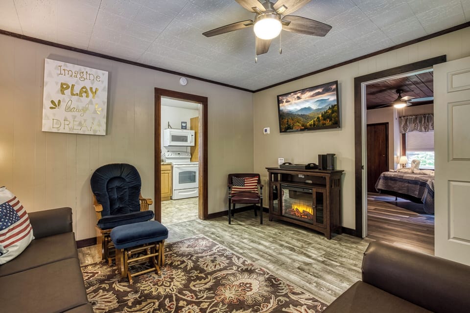 Chalet in Downtown Pigeon Forge "River Cottage" - Living room and bedroom area