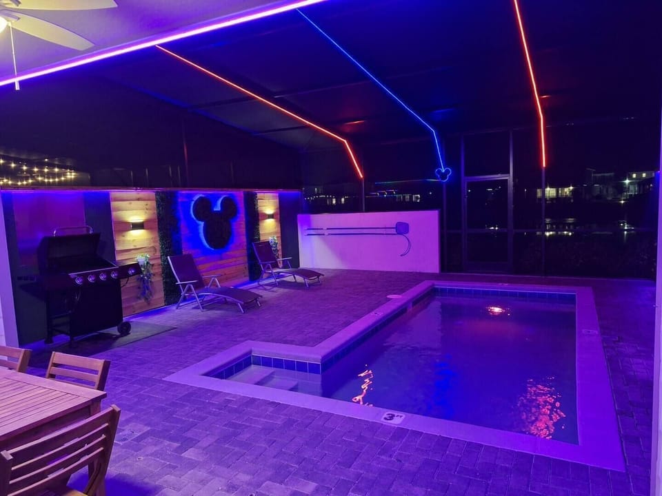 Dinner with a view! 🍔 Enjoy a private BBQ on our spacious screened-in patio.