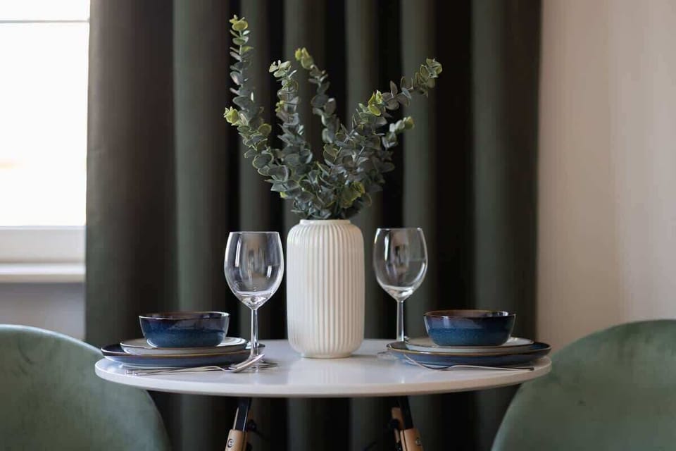 A stylishly set breakfast table with dark tableware invites you to enjoy calm mornings and intimate dinners.