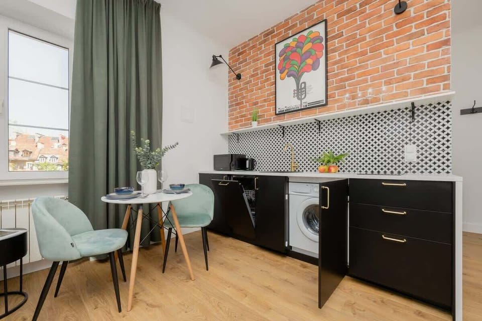 The seamless combination of a kitchenette and dining area emphasizes the openness and functionality of the space.