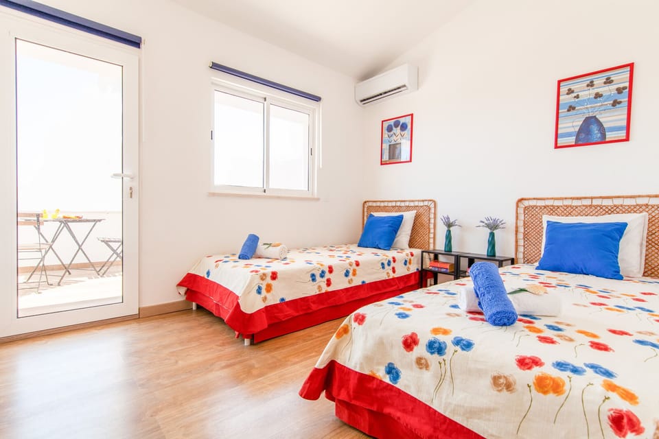 4 bedrooms, bed sheets