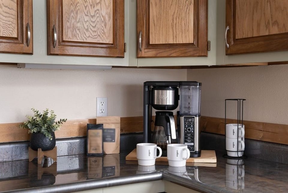 House, 4 Bedrooms | Private kitchen | Coffee/tea maker, fridge, oven, electric kettle