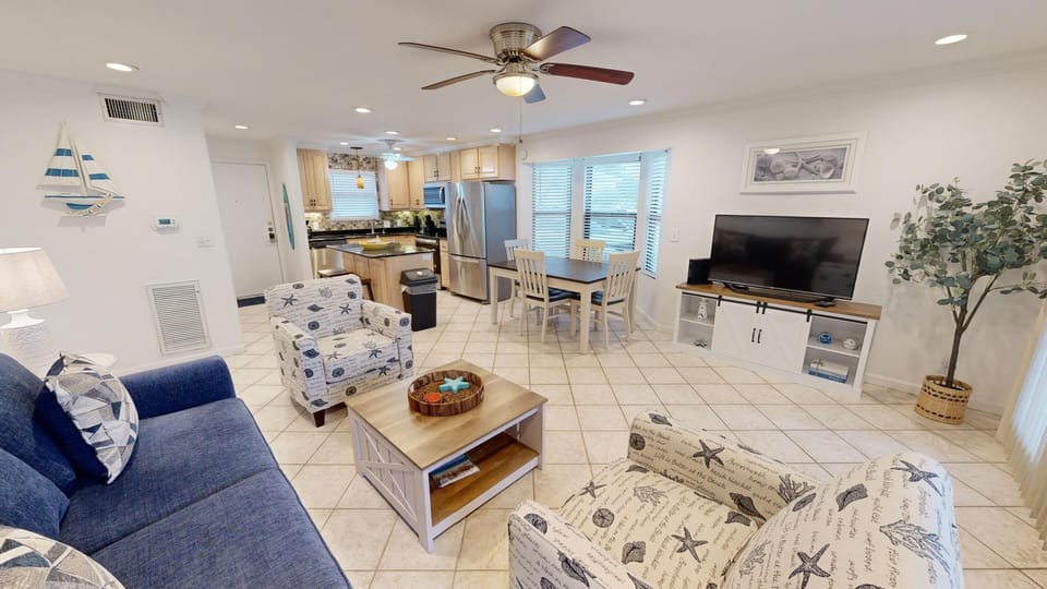 Condo, 2 Bedrooms | Living area