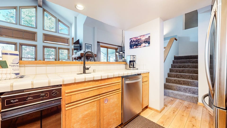 Condo, 2 Bedrooms | Private kitchen | Fridge, oven, coffee/tea maker, toaster