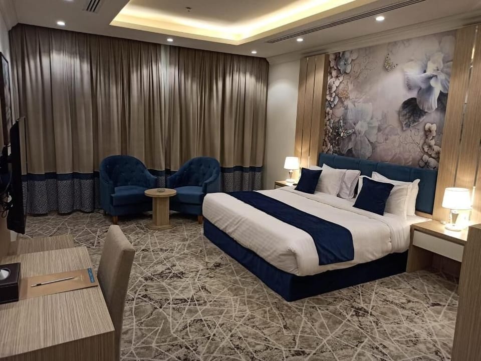 Classic Double or Twin Room | In-room safe, desk, blackout drapes, soundproofing