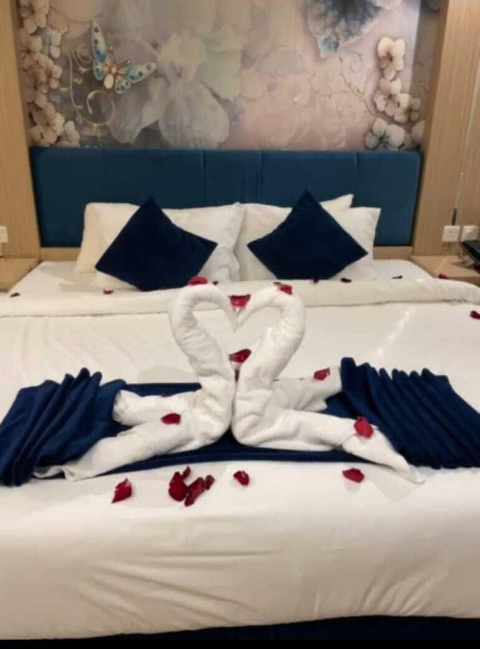 Luxury Suite | In-room safe, desk, blackout drapes, soundproofing
