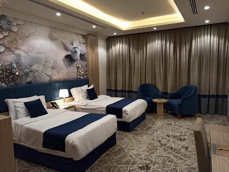 Classic Double or Twin Room | In-room safe, desk, blackout drapes, soundproofing