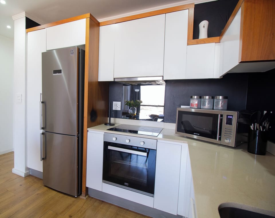 Luxury Apartment, City View | Private kitchen | Electric kettle, dining tables
