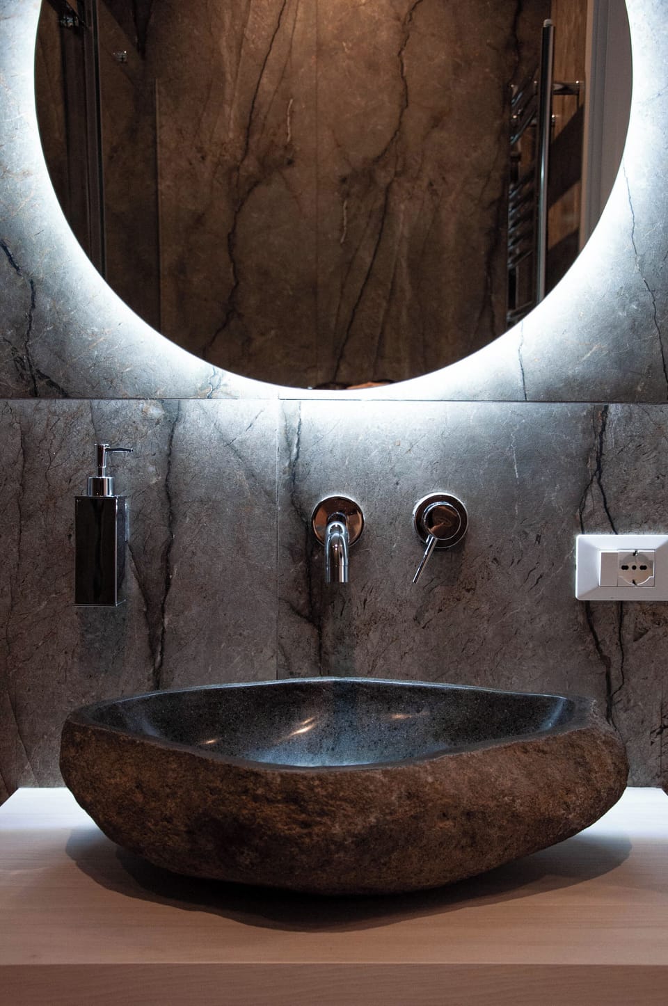 Shower, free toiletries, hair dryer, bidet