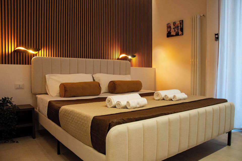 Deluxe Room | In-room safe, desk, blackout drapes, soundproofing