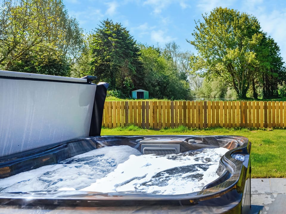 Hot tub | Emmotland Retreat - Emmotland Holidays, Driffield