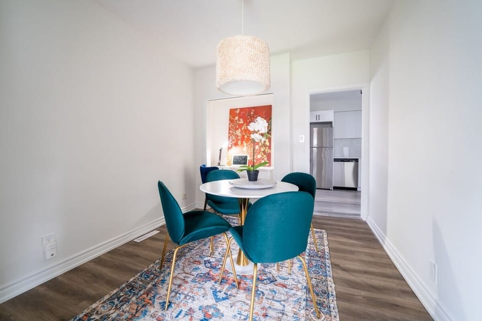 4 seater dining area that can also double as a work from home station. Close to the kitchen and living room. 