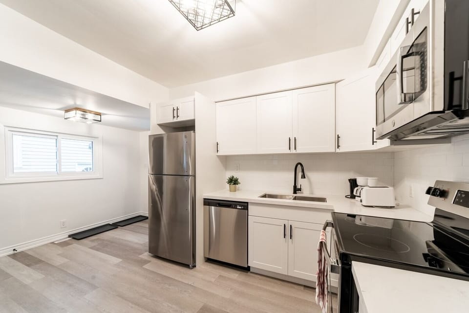 Fully equipped kitchen with stove, oven, toaster, coffee maker, pots, pans, cutlery, cooking utensils, knives, cutting boards, dishware, glassware and mugs. We have basic cooking essentials such as salt, pepper, oil, sugar, and other herbs and spices