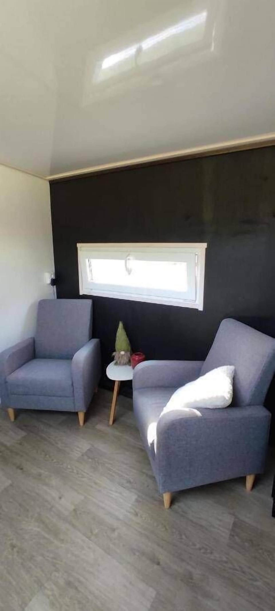 Deluxe Suite, Garden View | Living area
