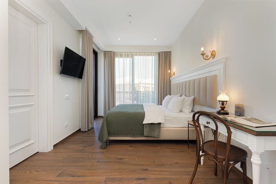 Hypo-allergenic bedding, in-room safe, desk, laptop workspace