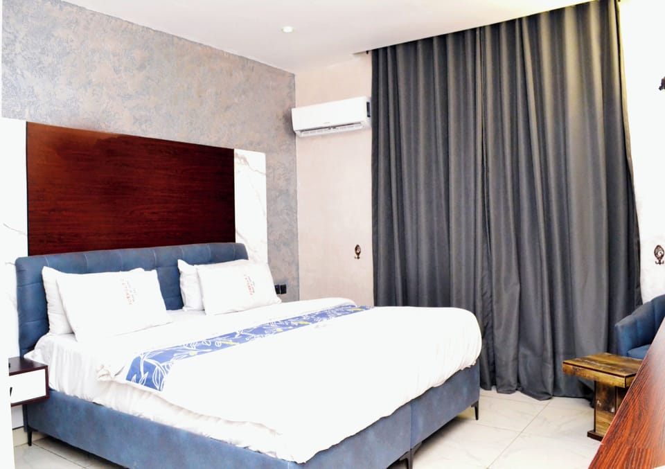 Exclusive Suite | In-room safe, individually furnished, soundproofing, iron/ironing board