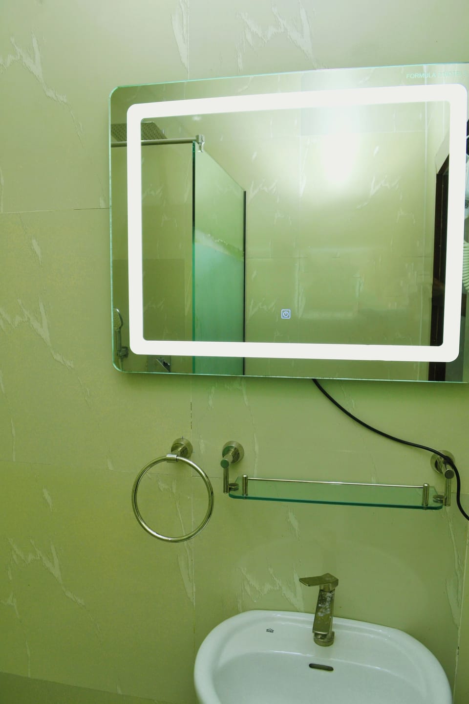 Rainfall showerhead, free toiletries, hair dryer, soap
