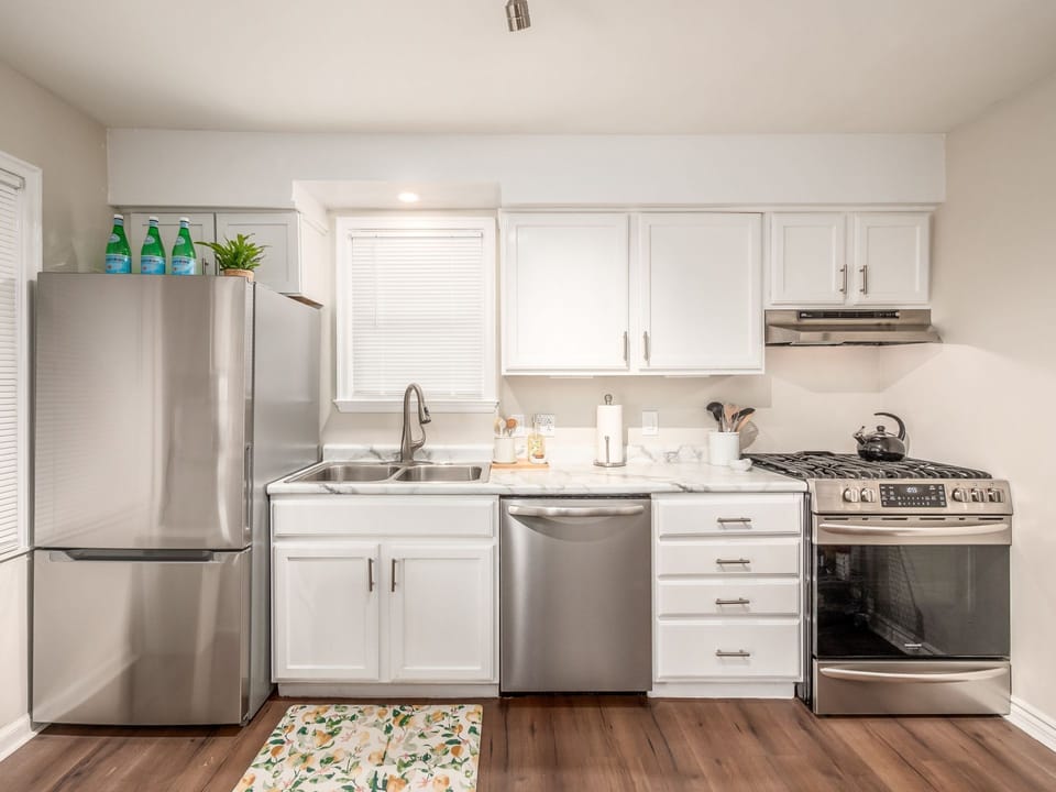 Fully equipped kitchen.