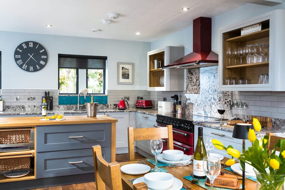 The well-equipped kitchen and dining area
