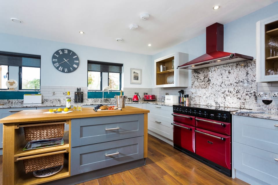 The well-equipped kitchen