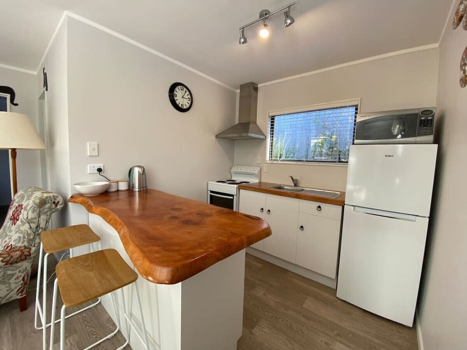 Compact, fully equipped kitchen