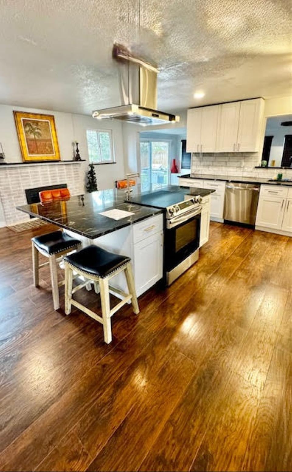 Open kitchen great for entertaining.  Stove range and oven in island. Microwave