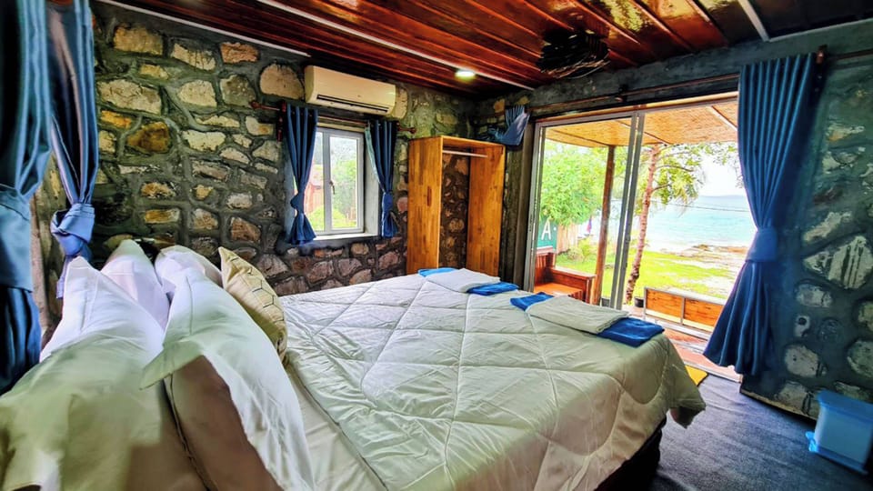 Luxury Double Room, Sea View | Desk, free WiFi, bed sheets