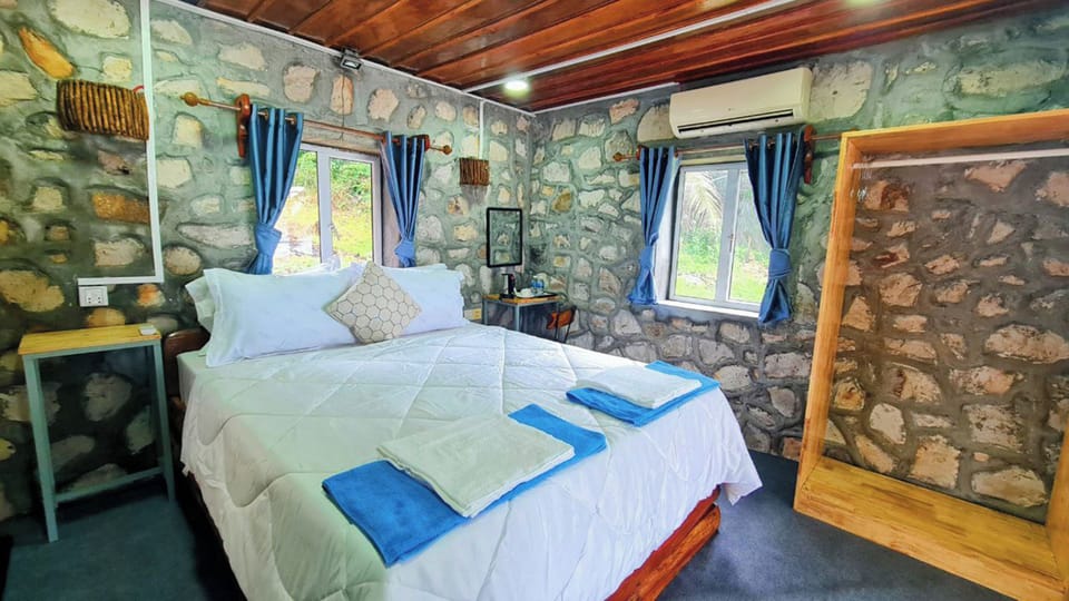 Luxury Double Room, Sea View | Desk, free WiFi, bed sheets